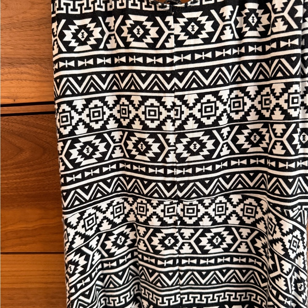 Express Black and White Geometric dress - Picture 5 of 6